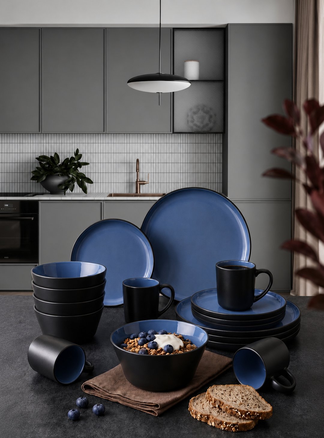 Коллекция Oula Matte Blue - чёрная керамика с васильковой глазурью внутри